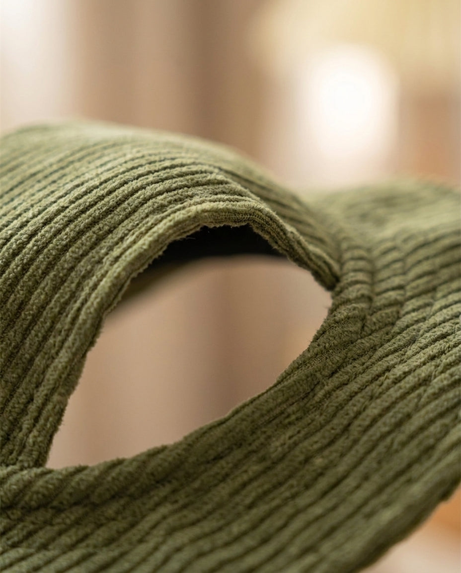 Dettaglio del velluto a coste verde militare del cappellino per cani